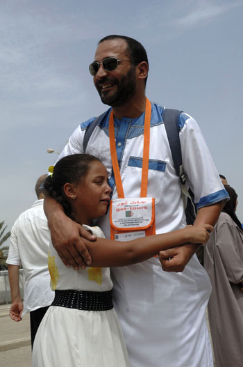 طفلة جزائرية تحتضن والدها